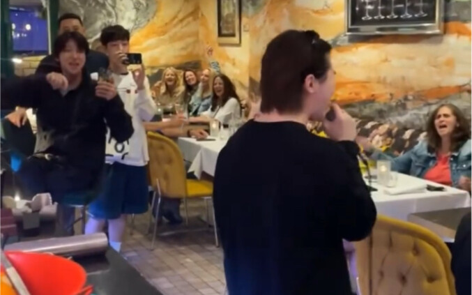 Passersby happened to meet at a restaurant after the music festival, singing while dining, with Ming
