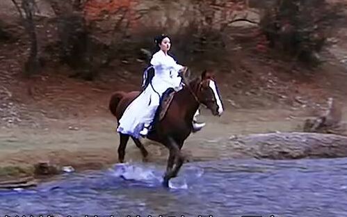 刘亦菲骑马也太飒了 坚决本人亲自上场