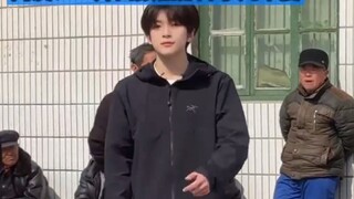 Shandong boy challenges singing and dancing to "Ding Dong Chicken". He is so handsome and can sing w