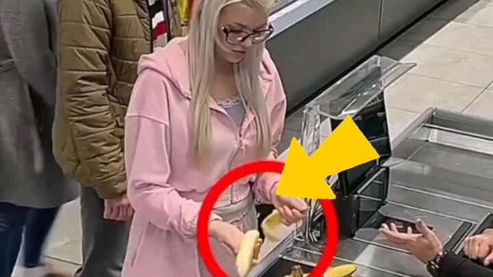 A foreign woman buys bananas, peels them to weigh the flesh—here’s how a foreign gentleman teaches y