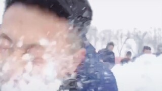 يا قائد الفرقة، أنقذني! أنا مُحاط بهم! يا قائد الفرقة... هههههه... كم أنا سعيد! يا رجال الإطفاء، أري