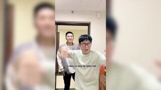 Khi 2 đứa bạn ml sang nhà mình chơi