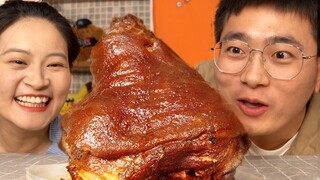 Nasi dengan siku babi dan telur per orang.