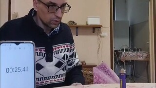 中二大叔抓住一切机会练习手速，打火机、水瓶都是道具...快出残影了！