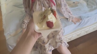 火影穿三别人后，奖励自己吃一块草莓小蛋糕！