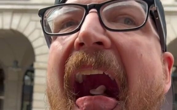 أستاذ البروفوسيكا البريطاني