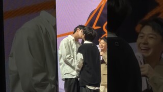 They chose the same answer and kissed, hugged 😚.The way Junseong pat Seongho head aww😭😭😌 #junseongho