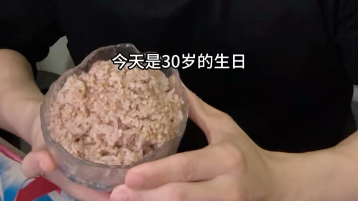 Day 29 of fat loss: No cream cake for my birthday, but luckily Xiao Huang gave me a gift.