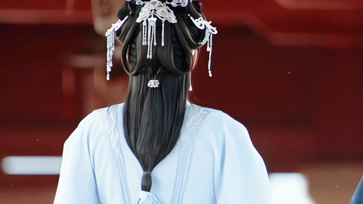 The moment she appeared, that noble lady from a prestigious family suddenly felt so real!! It was li