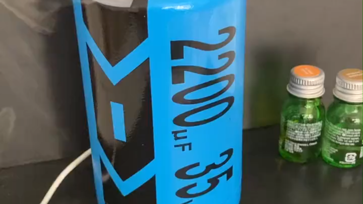 Chiếc máy tạo ẩm khiến đồng nghiệp khiếp sợ