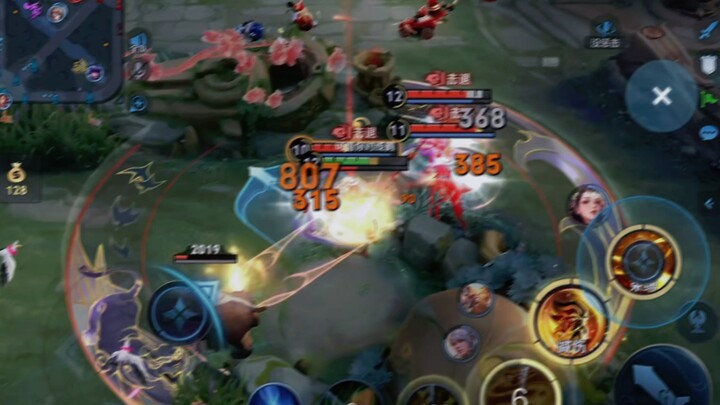 In the bottom lane, there’s an Old Master with 1 kill and 2 deaths—have the 5-kill jungler go take c