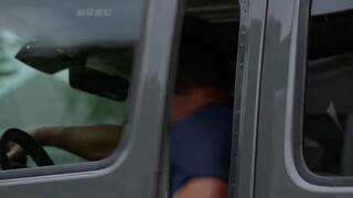 情报组新人惨死街头，警局全体出动追捕枪手，可他还绑了个孩子