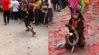 The traditional "Yingge Dance" was performed on the street. The boy led the snake-step dance, and hi