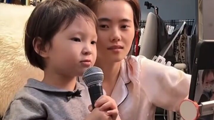 จิ่งตี้แชร์ภาพพาหลานสาวตัวน้อยร้องเพลง “นี่คือเด็กที่ฉันเลี้ยงดูมา”