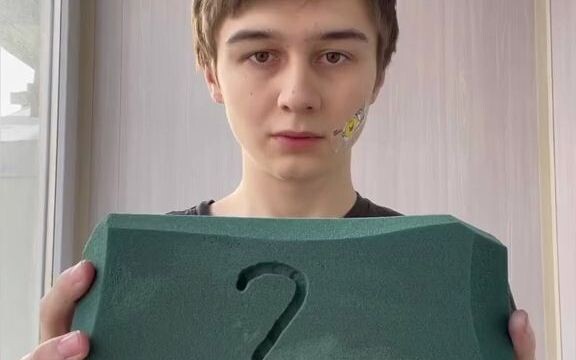 Color-guessing stress-relief video—guess and then hit the hay! A Russian guy is here to help you unw