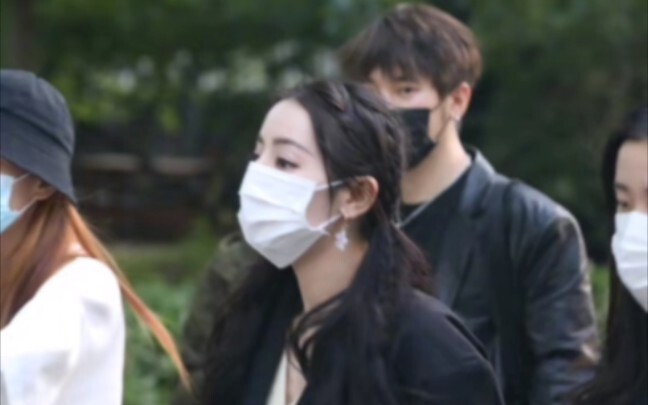 Persahabatan sejati adalah bisa selalu menemanimu dengan manis dan lucu! Aneh tapi menyenangkan!