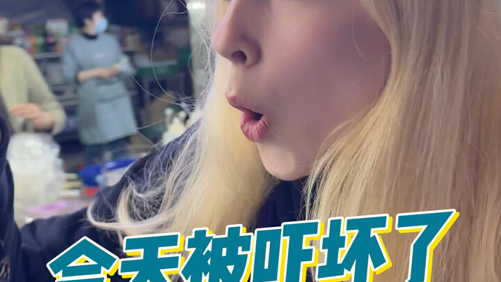 Haha, jangan sekali-kali nembak petasan tengah malam di jalan, lihat deh LUKA ketakutan banget!