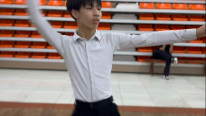 Divine Creator Recreates “Admiring Superman” vs. Chengdu Lolita