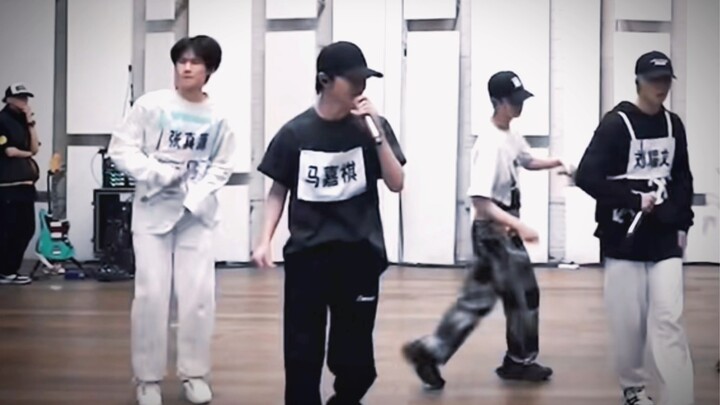 เข้ามาดูหม่าเจียฉีเต้นสิ ฉันชอบดูเขาแต่งตัวสบายๆ แต่ไม่ธรรมดาจริงๆ