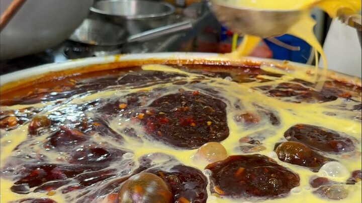 Taiyuan Guy Sells Braised Noodle Sauce: Uses 80 Eggs as “Water,” Sells for Just ¥12 a Bowl—No Price 