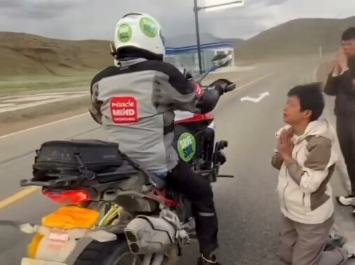 Các tín đồ Phật giáo Trung Quốc luôn quỳ xuống trước những người Ấn Độ đến Trung Quốc hành hương, cầ