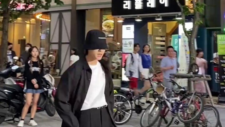 [Korea Roadshow] ช็อก! นักศึกษาเกาหลีโชว์ "ดอกบัว" ของจางอี้ซิงกลางถนน! ประเด็นหลักคือการส่งออกวัฒนธ