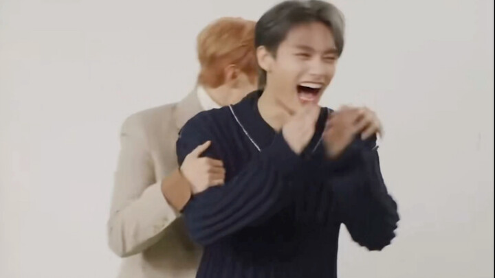 Wen Junhui is totally shy, but he nailed every single dance move!