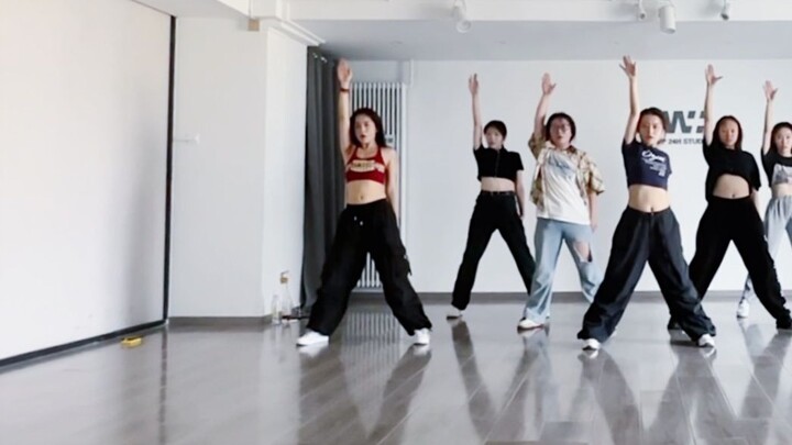 Hold on tight, take off soon! CLC's "HELICOPTER" dance cover in super practice room