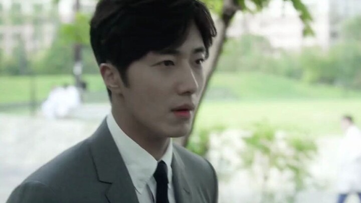 The jealous look of Mr. Ba is too cute. When he saw the heroine wearing other men's coats, he threw 