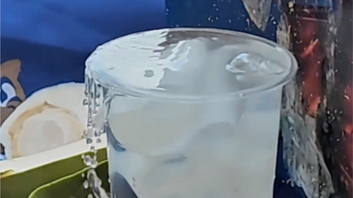Air kelapa muda yang tumpah terlihat sangat menenangkan