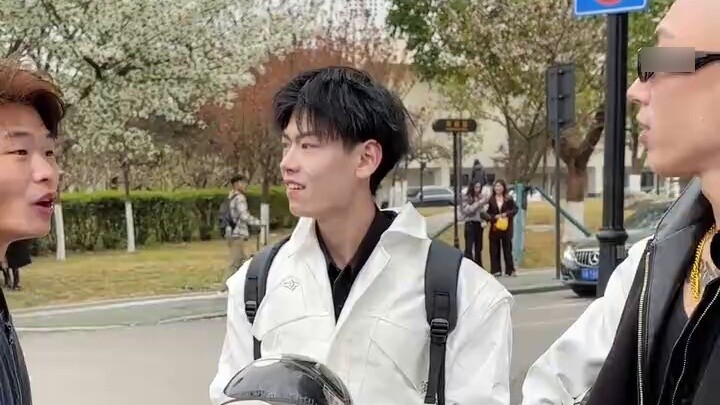 เยี่ยมชมมหาวิทยาลัยอย่างมีความสุข! แชร์โรงเรียนของคุณ!