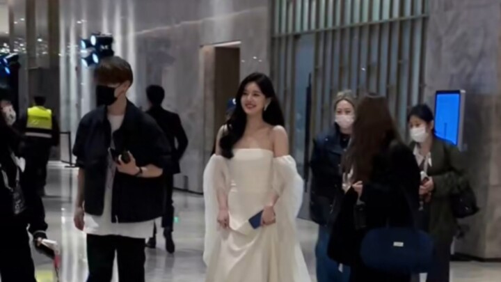 Triệu Lộ Tư qua góc quay đường phố