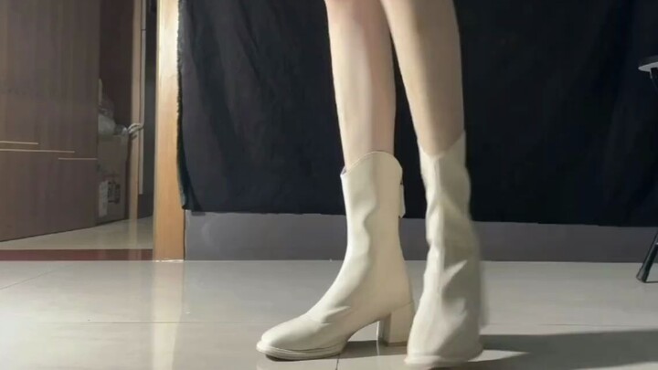 Bốt ngắn màu trắng cực sang chảnh