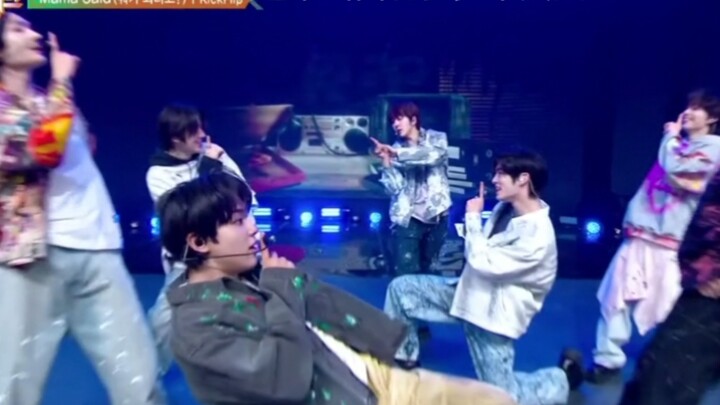 队友破音了就在舞台上这么肆无忌惮地笑