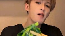 [Tan Jianci] It's really hilarious here during the live broadcast, your fans are eating vegetables w