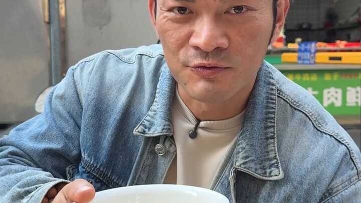 I’m in Chaoshan—every single street is packed with vendors selling meatballs! Let’s see just how del