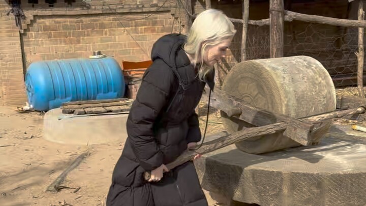 A Post-00s British Actress’s Daily Vlog After Marrying Into China: Her First Trip to a Shaanxi Cave 