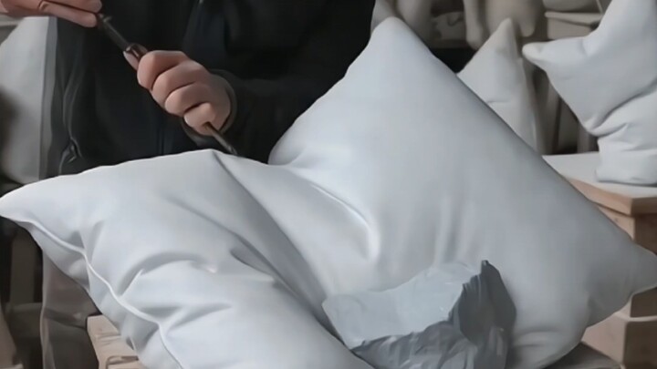 Seniman Norwegia Hâkon Anton Fageras mengukir marmer putih menjadi bantal yang “lembut dan mengemban