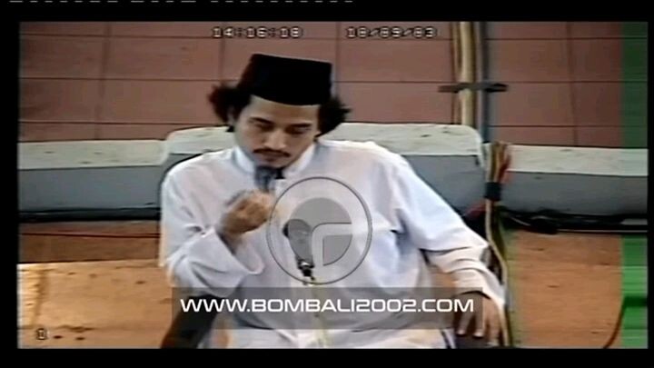 Imam Samudra adalah seorang teroris yang divonis hukuman mati atas perannya dalam kasus Bom Bali