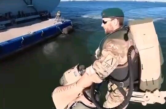 Aku kan sudah bilang, desainer Red Alert emang gak main-main!