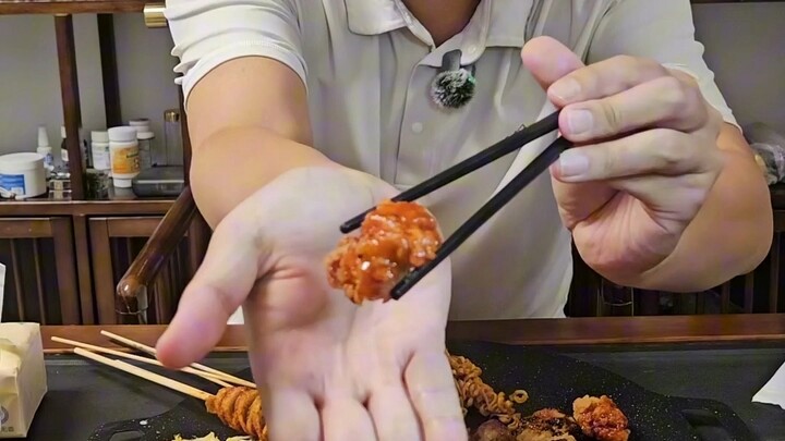 Thử làm vlog ăn uống tập đầu tiên. Mì gà tây, gà rán, sushi, xiên chiên; còn thiếu sót mong mọi ngườ