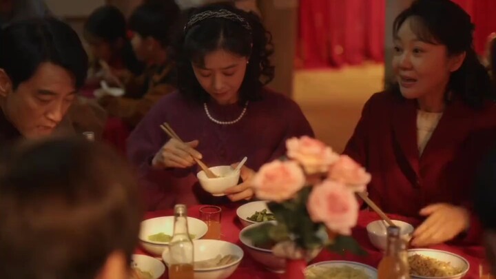 Song Ying dresses like a wealthy woman, even sporting a pearl necklace, while Huang Ling looks very 