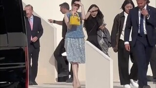 ريبا هي الوجه الإعلاني الأكثر احترافية؛ فعندما سقط كعب حذائها، تحملت الأمر بهدوء تام لإكمال الفعالية