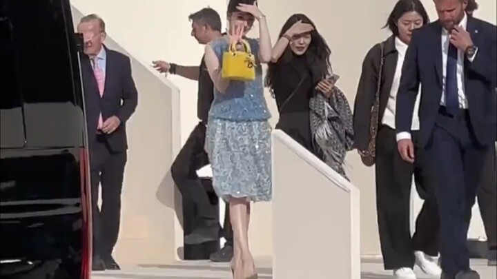 ريبا هي الوجه الإعلاني الأكثر احترافية؛ فعندما سقط كعب حذائها، تحملت الأمر بهدوء تام لإكمال الفعالية