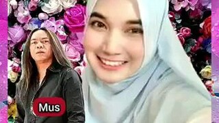 gadis bertudung putih