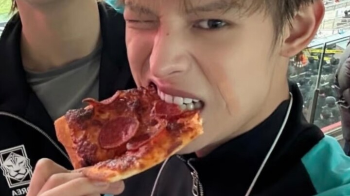 Triệu Vũ Phàm nhìn fan uống trà sữa mà “giật mình” thành meme, Vũ Phàm im lặng, lặng lẽ nép ở góc, d