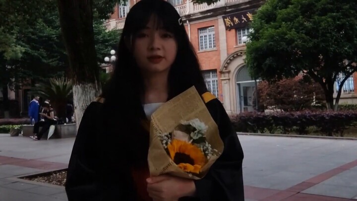 لقد وقفت أمام المبنى الأحمر في جامعة هوبى لمدة ساعتين، وقمت بأخذ صورة تخرج خاصة مع غرباء ماروا بالمك