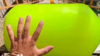 مسابقة دحرجة الزجاجات على الدرج