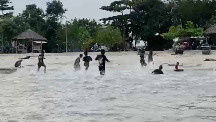 lari pantai bareng teman'