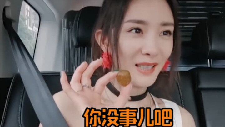 Yang Mi recreates the famous scene of "Are you okay?"! It turns out that only Yang Mi's words have t